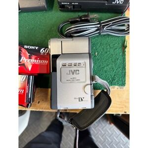 JVC GR-DV3 MiniDV Digital Video Camera Camcorder Bundle with Sony Tapes Charger